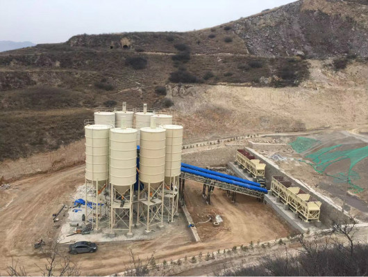 雙HZS120混凝土攪拌站坐落山西大山中